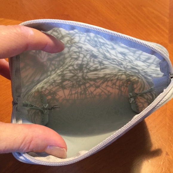 MAC Cosmetic Bag 💋 - Picture 6 of 6